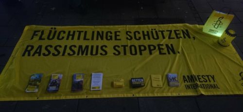 Fluechtlinge schuetzen - Rassismus stoppen Banner mit Info-Material